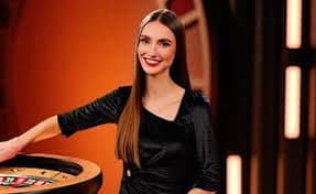 Pemainan Live Casino interaktif melalui layar perangkat smartphone dengan dealer profesional